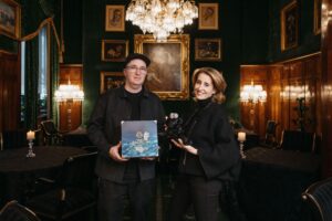 KAWS bringt Comic-Kunst auf limitierte Sacher-Torte